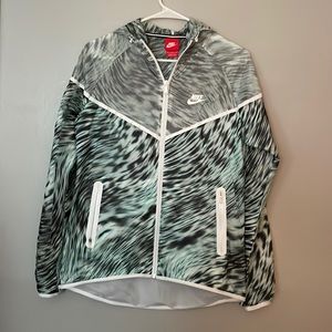 Nike women’s windbreaker lightweight jacket. Like new condition. Medium. Nylon